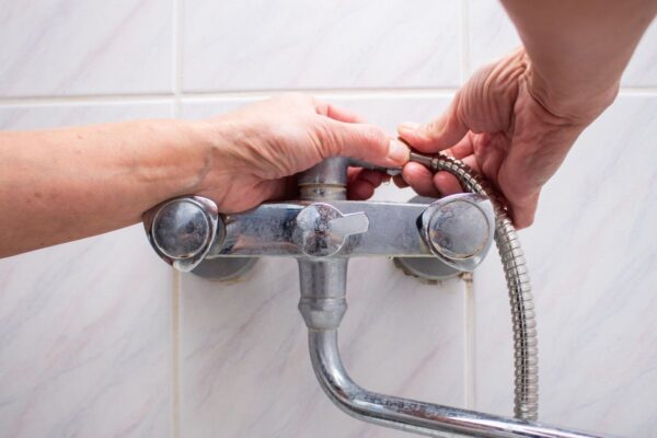 how-to-fix-a-leaky-bathtub-faucet-with-two-handles-1